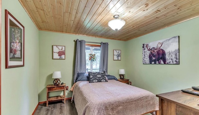 Charming Alaska Cabin Near Diamond Lake with Fire Pit, Kayaks & Northern Lights Views