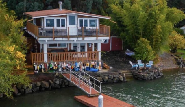 Charming and Cozy Waterfront Cabin With Hot Tub