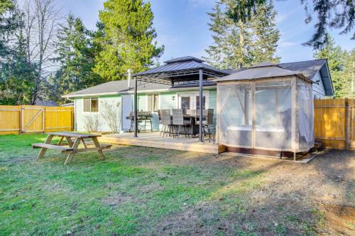 Charming Arlington Home w/Hot Tub & Fenced Yard!