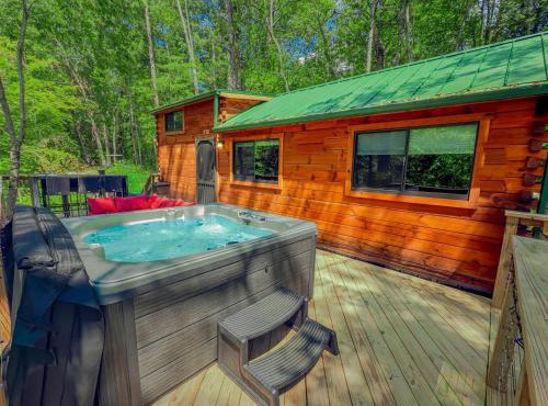 Charming Cabin with Private Hot Tub Near Red River Gorge in Campton, Kentucky
