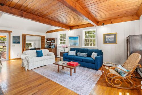Charming Cape Cod Cottage Fire Pit Pet Friendly Minutes to the Beach