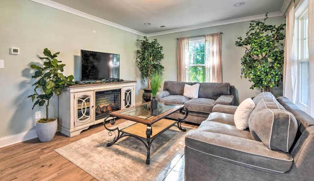 Charming Charlotte Cottage, 2 Mi to Downtown Fun