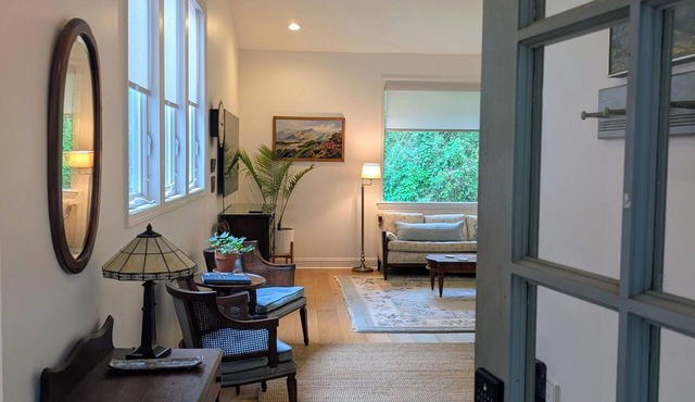 Charming cottage close to Duke U with plunge pool, fenced garden, large deck