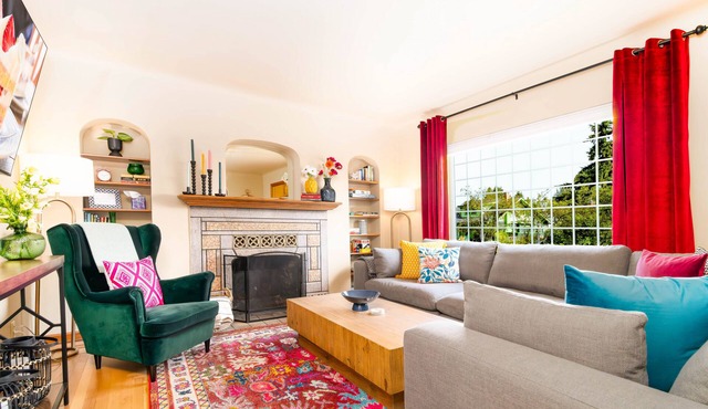 Charming Cottage Retreat - with Hot Tub, Sauna & 5 min walk to town!