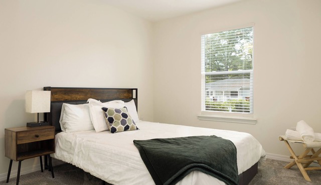 Charming Crestview Stay 4 Bedrooms, Prime Location in Crestview