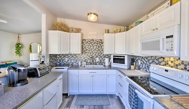 Charming Desert Cottage: 11 Mi to Joshua Tree
