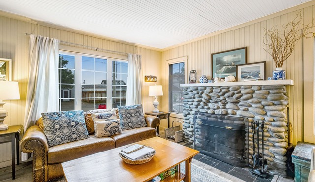 Charming dog-friendly cottage with sauna, easy beach access, deck & yard