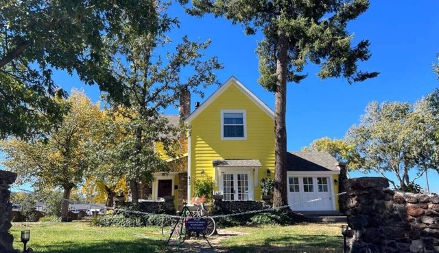 Charming Downtown Historic Yellow House - Route 66 Retreat & Grand Canyon Nearby