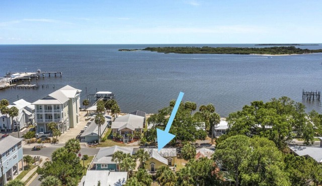 Charming Downtown Island Cottage close to City Park Beach. Sleeps four.