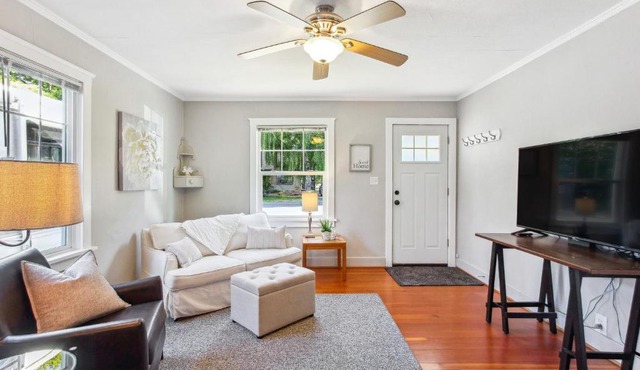 Charming Eugene Retreat: Private Hot Tub & Yard!