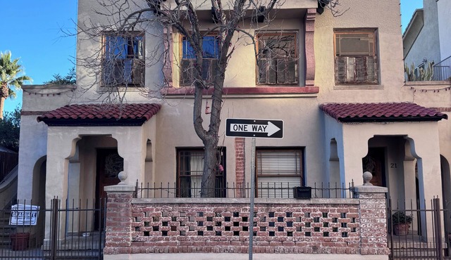 Charming Historic Downtown Apartment, One Bedroom, with Enclosed Patio