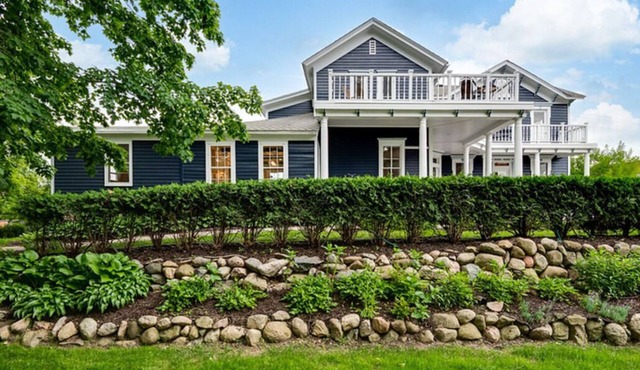 Charming Historic Home with Luxury Suites & Courtyard