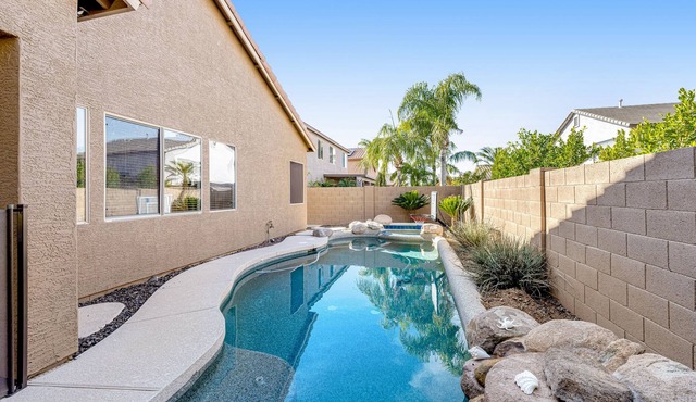 Charming home with pool, pool spa, fast WiFi, firepit, game room & washer/dryer