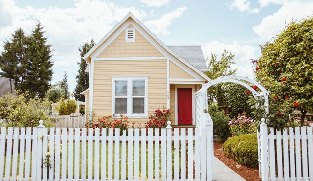 Charming home within walking distance of gourmet dining, wine tasting & shopping