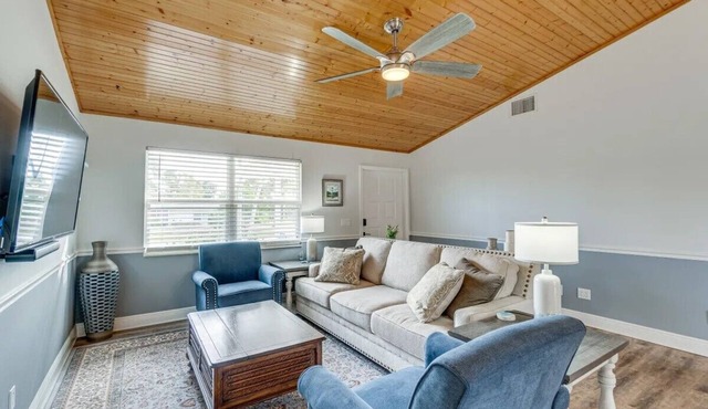 Charming Pet-Friendly Bungalow. 2 bed/2 bath Near Jug Creek & Boat Ramp