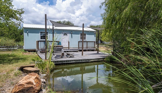 Charming Pondside tiny home in enjoyable Ingleside. Just minutes from the beach in Ingleside