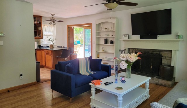 Charming Split-Level House with heated pool, hot tub & a brand-new septic system in Hampton Bays
