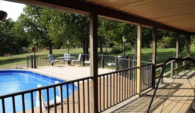 Charmingly Country, Quiet, with POOL, yet 30 Minutes from Lake Area