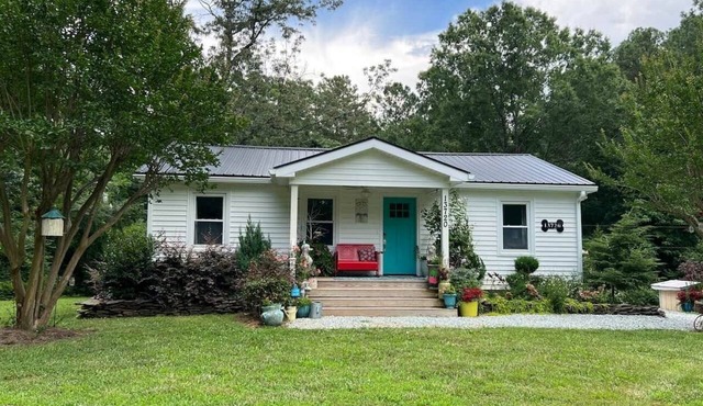 Cheerful cottage by Falls Lake, located between Raleigh, Durham, and Wake Forest
