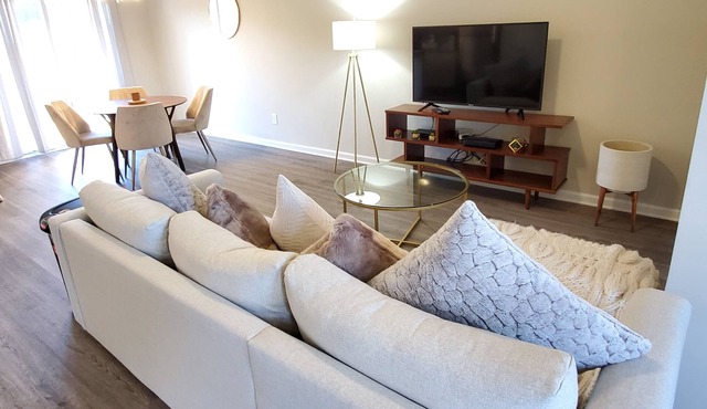 Chic and convenient 2 bedroom, 2 bathroom near downtown, Fort Jackson, and more!