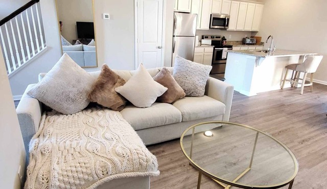 Chic and conveniently located 2 bed, 2.5 bath