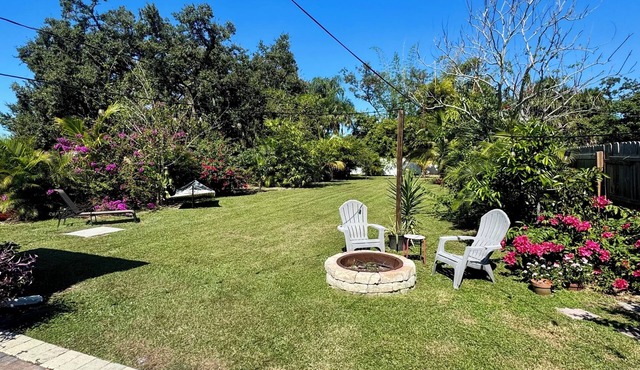 Chic cottage, Vamo area, close to beaches, pet friendly, kayaks, large backyard