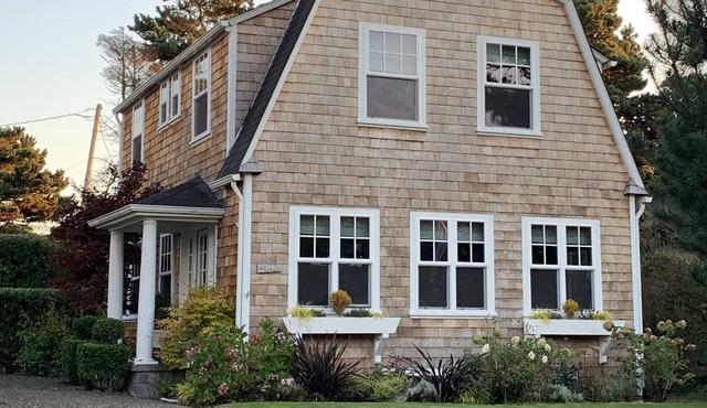 Classic Gearhart Beach Cottage - steps to beach