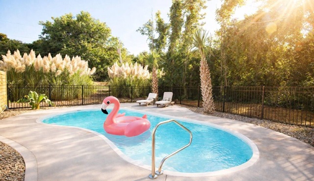 Classic Waterfront Cottage Private Pool Near Beach Water Views