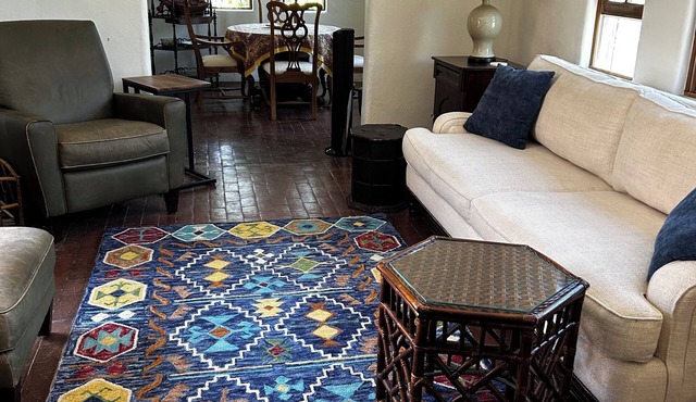 Close to Plaza!Charming Private 2 bedroom Casita, 2 fenced quiet courtyards