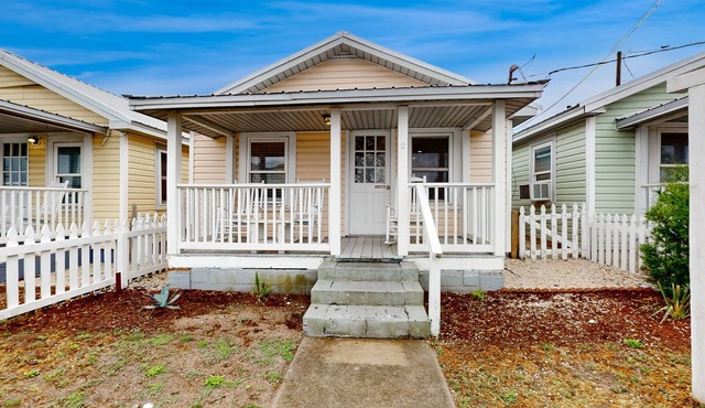 Coastal cottage with short walk to the beach and fishing pier