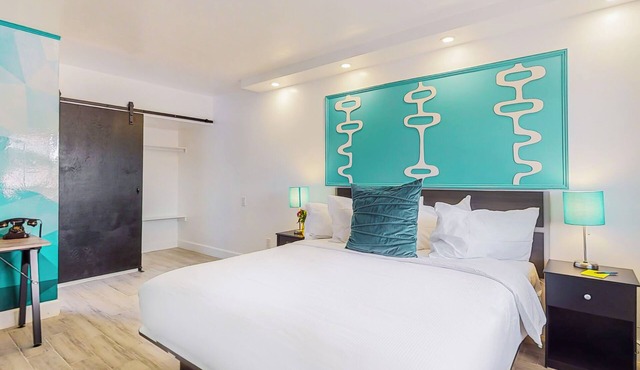 Colorful Family Suite in Nobhill
