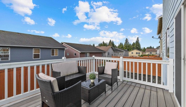 Comfortable 4BR Home｜ Main Floor Bedroom & Patio｜ Dedicated Workspace #41847