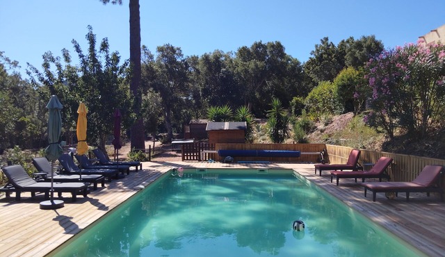 COMFORTABLE CHALET HEATED POOL BEACHES AND RIVER 10 MIN AWAY