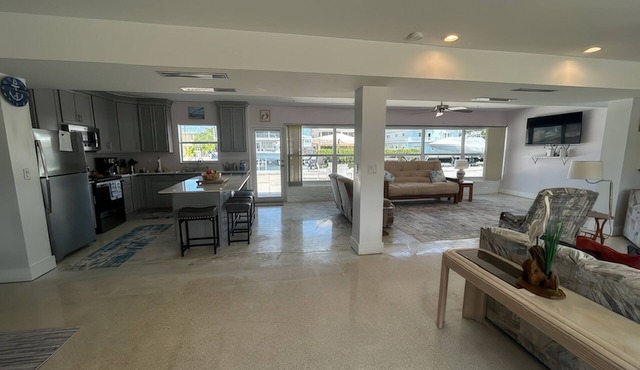 Comfortable, Spacious 3-BR, 2-BA-1 level home- DEEP dock on canal, Islamorada