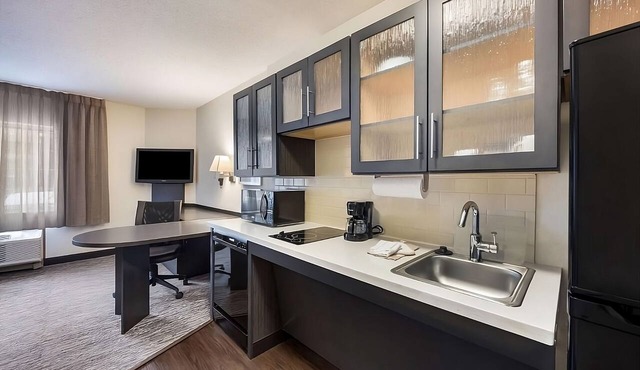 Comfortable Stay with Easy Access to City Highlights! Pets Allowed, Full Kitchen