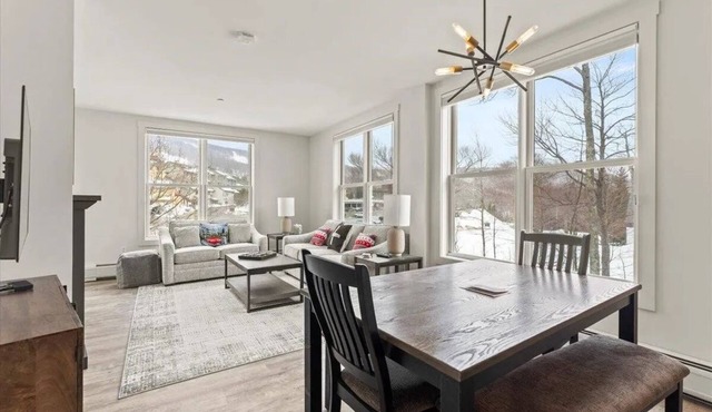 Completely updated 2BD/2BR. Walk to Lift & Village. Heated Pool. Gorgeous Views. in Stratton