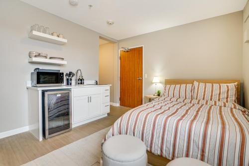 Convenient Studio Stay: Easy Access to Twin Cities