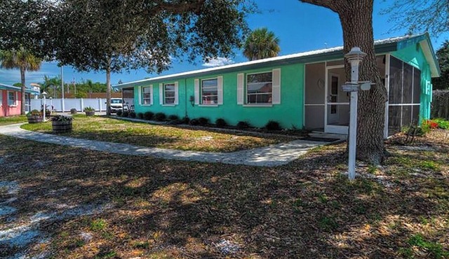 Cottage with docks on Lemon Bay