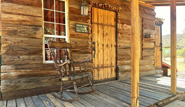 Cozy 1-bedroom cabin in a tranquil western town New River with AC