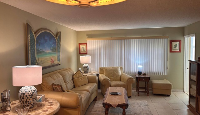 Cozy 1-bedroom condo across the street from Gulfstream Park Casino and Racing. in Hallandale Beach