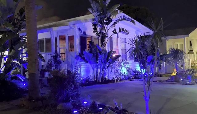 Cozy 2-bedroom cottage with AC in quaint Naples