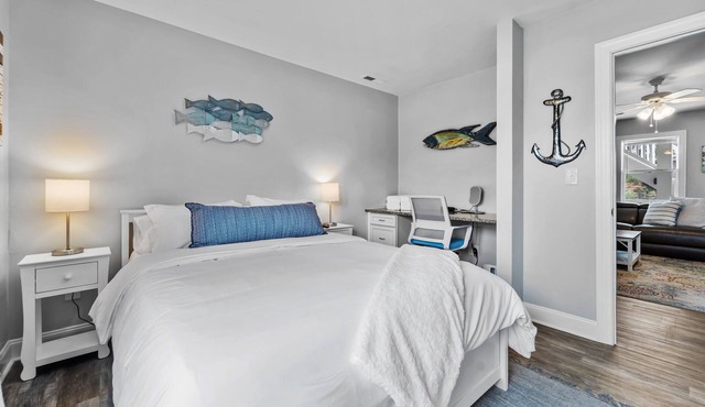 Cozy beach get away situated between the ocean and sound. Pet friendly!