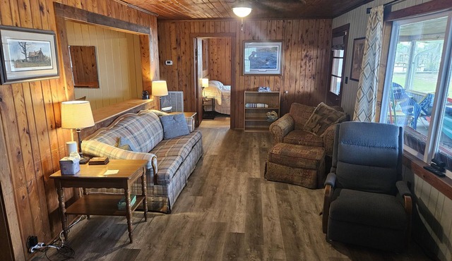 Cozy cottage at White Lake 4 Bedroom and 2 Bath is able to sleep 11-13
