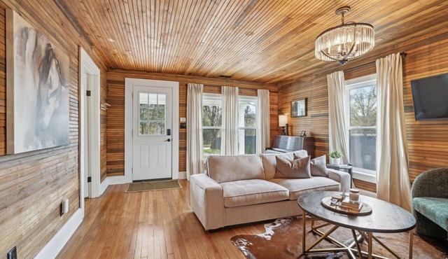 Cozy cottage in charming Thompson's Station with piano and covered porch!