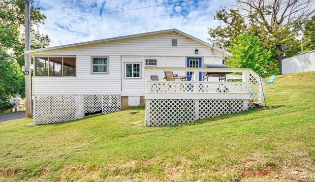 Cozy Cottage w/Deck: Walk to Lake of the Ozarks!