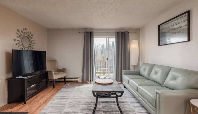 Cozy Creekside Retreat -2BR Near Airport