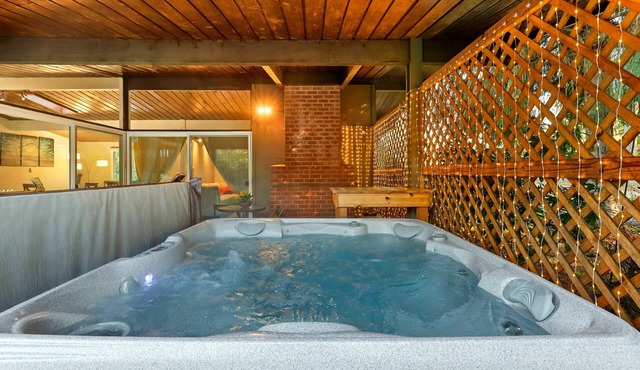 Cozy haven with hot tub & AC near Bangor base and hospital in Silverdale