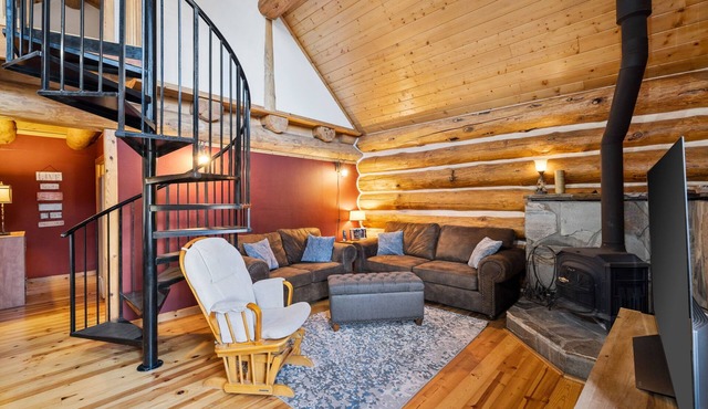 Cozy log cabin with loft, deck & rustic charm!