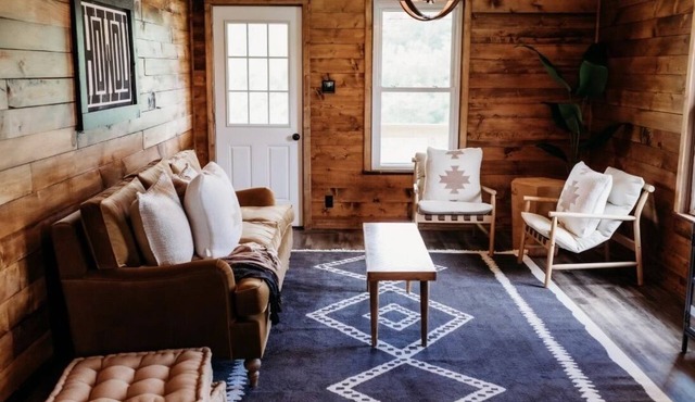 Cozy Midwest Bunkhouse located in the heart of the Ozarks!
