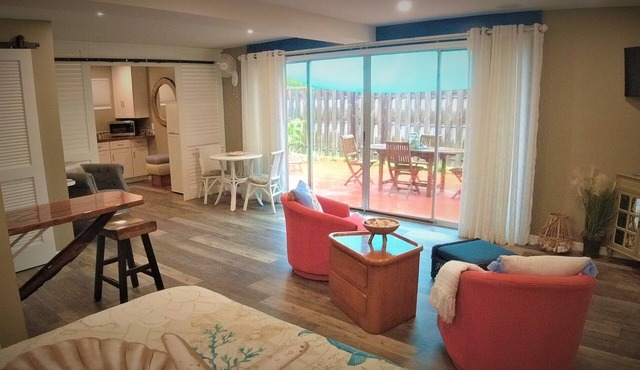 Cozy, private, tropical cottage studio close to beach, stores, and restaurants.